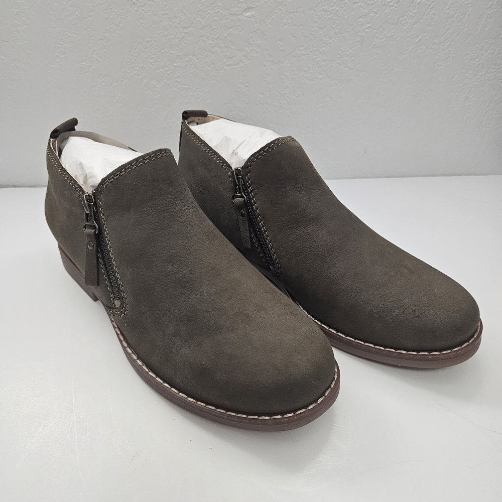 NWT Hush Puppies Mazin Cayto Ankle Booties Dark Olive Nubuck Size 9.5 Wide